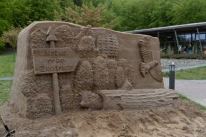 Rzeźba z piasku przed Naturerbe Zentrum