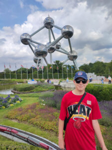 Park miniatur Mini Europa w Brukseli, w tle Atomium