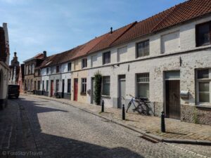 Spokojna ulica w Brugii