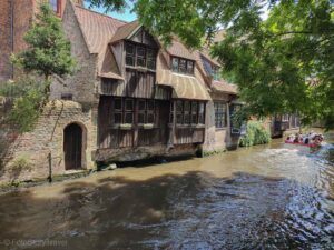 Budynki nad kanałem w Brugii