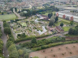 Widok z Atomium na Mini Europa w Brukseli