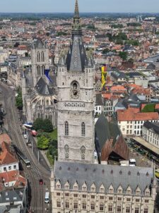 Widok z wieży katedry św. Bawona na wieżę Belfort w Gandawie