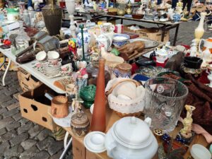 Targ staroci na placu du Jeu de Balle w Brukseli