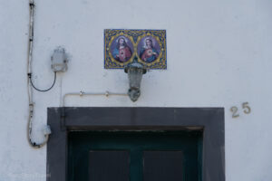 Obrazki Jezusa i Maryi nad wejściem do domu