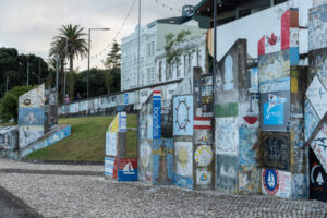 Graffiti w porcie w Horta