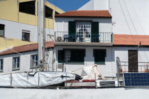 Zabudowania przy porcie w Velas