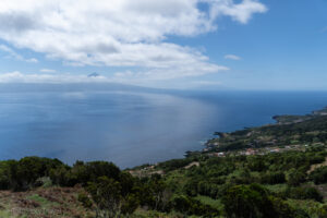 Widok na brzeg Sao Jorge i w oddali na Pico oraz Faial