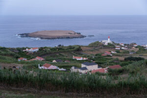 Widok na Farol do Topo i wysepkę Ilheu de Topo