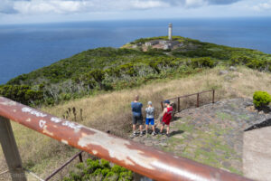 Widok z punktu widokowego Vigia da Baleia na latarnię dos Rosais