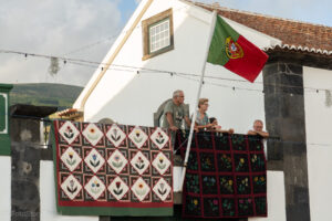 Wywieszone koce w Santa Barbara