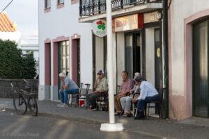 Mieszkańcy Santa Barbara przed barem