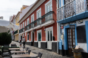 Kolorowe domy w Angra do Heroismo