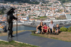 Widok z Monte Brasil na Angra do Heroismo, pomnik Rei Dom Afonso VI